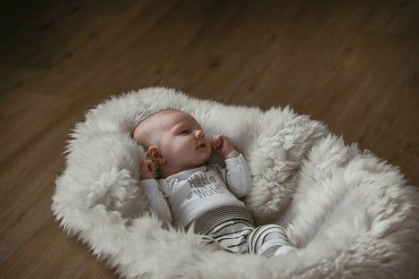 newborn-baby-family-fotoshooting-homestory-neugeboren-mannheim-natalie-schampaul-1.jpg