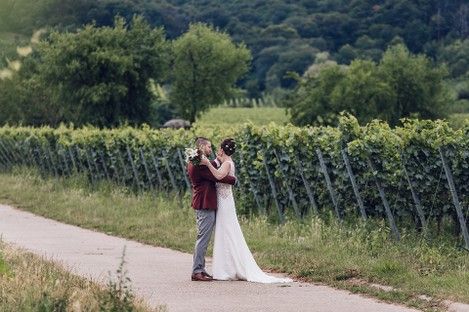weinstrasse-pfalz-deidesheim-hochzeit-weinberge-weinlaube-brautpaar-hochzeitsfotos-fotoshooting-natalie-schampaul-45.jpg