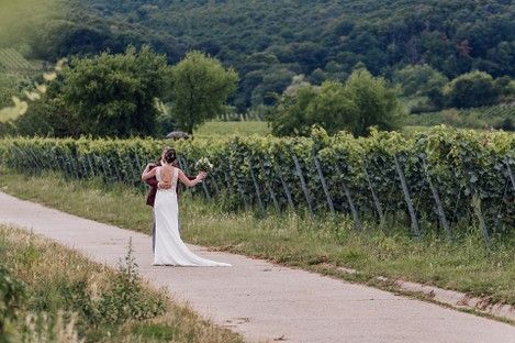 weinstrasse-pfalz-deidesheim-hochzeit-weinberge-weinlaube-brautpaar-hochzeitsfotos-fotoshooting-natalie-schampaul-46.jpg
