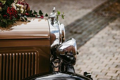 brautauto-hochzeitsauto-oldtimer-brautpaar-reportage-im-auto-fahrt-natalie-schampaul-3.jpg