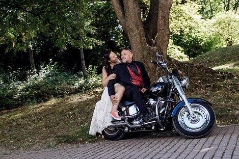 brautpaarfotoshooting-bikerhochzeit-biker-hochzeit-hochzeitsfotos-brautpaar-schampaul-2.jpg