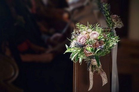 kirche-details-blumen-kirchenschmuck-bankschmuck-trauung-hochzeit-ideen-17.jpg