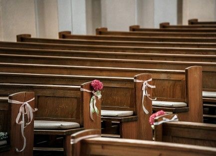 kirche-details-blumen-kirchenschmuck-bankschmuck-trauung-hochzeit-ideen-25.jpg