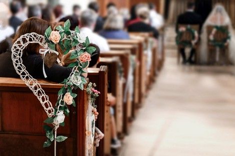 kirche-details-blumen-kirchenschmuck-bankschmuck-trauung-hochzeitsideen-86.jpg