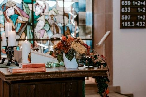 kirche-details-blumen-kirchenschmuck-bankschmuck-trauung-hochzeitsideen-93.jpg