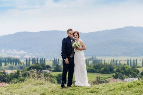 brautpaar-fotoshooting-kleine-kalmit-kapelle-landau-hochzeitsfotos-pfalz-weinstrasse-panorama-natalie-schampaul-33.jpg