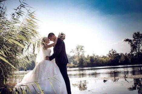 brautpaarshooting-am-see-altrip-blaue-adria-hochzeitsfotografie-hochzeitsfotograf-natalie-schampaul-mannheim-10.jpg