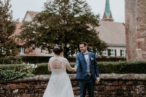  hochzeitsfotos-brautpaar-fotoshooting-im-park-lobdengau-museum-ladenburg-22.jpg