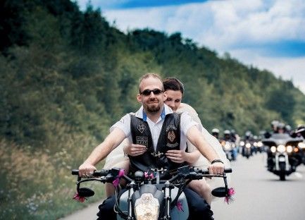 beckstein-fotograf-biker-hochzeit-hochzeitsfotograf-natalie-schampaul-33.jpg