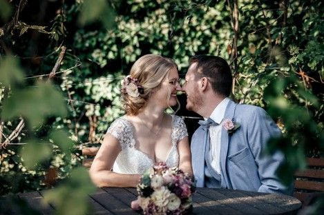 brautpaar-hochzeitsfotos-fotoshooting-weinlaube-kellers-keller-ruppertsberg-hochzeitsfotograf-weinstrasse-natalie-schampaul-17.jpg
