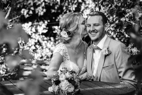 brautpaar-hochzeitsfotos-fotoshooting-weinlaube-kellers-keller-ruppertsberg-hochzeitsfotograf-weinstrasse-natalie-schampaul-21.jpg