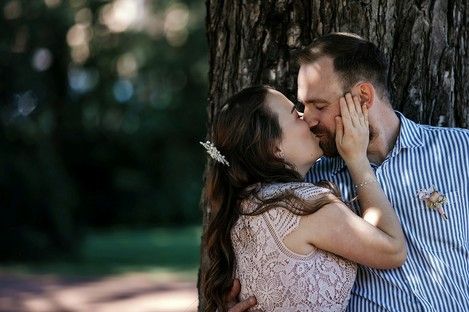standesamt-hochzeitsfotos-jeansjacke-mai-hochzeit-hochzeitsfotograf-park-schampaul-44.jpg